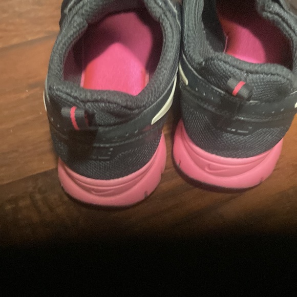 Nike training black with pink heels - Picture 3 of 6